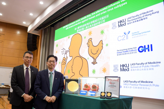 港大醫學院開發無針接種減活流感疫苗，提供廣效防護人類及禽流感病毒亞型。這項突破性研究成果已獲多項專利，並在今年的第 50 屆日內瓦國際發明展中榮獲多個大獎，包括沙特創新卓越獎和兩枚金牌，其中一枚金牌還獲得了評審團特別嘉許。（右起：潘烈文教授及錢永康博士）
 